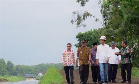 Kunjungan Kerja Ke Jatim Jokowi Tinjau Rehabilitasi Irigasi Lodoyo Blitar