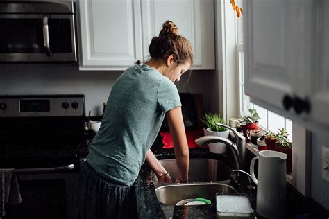 Teen Girl Doing The Dishes Del Colaborador De Stocksy Léa Jones