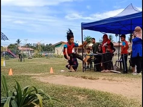 Penggabungan kedua unsur tersebut akan menghasilkan gerak parabol yang panjang. Pertandingan Lompat Jauh(Perempuan). Sk. Tombovo 2020 ...