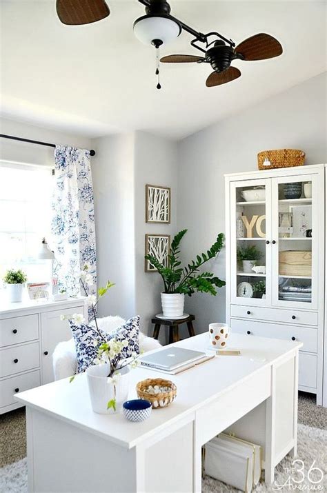 An inspirational home office decor layout that combines beautiful natural wood furniture with white office accessories and blossoms consider creating a master bedroom home office for all your workspace needs in a small space. 12+ Ideias Criativas Para Decorar Escritórios