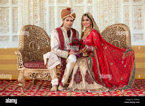 Indische Braut Und Bräutigam In Traditionellen Brautkleid Auf Einer Couch Sitzend