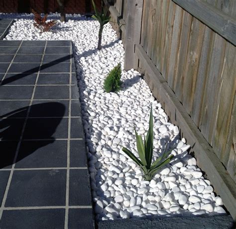 15 Ideas For White Sensation In Garden Landscaping With White Pebbles