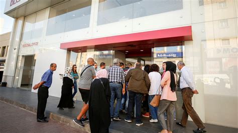 إغلاق مؤقت لبنوك لبنان والبلاد في عين العاصفة
