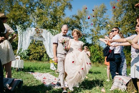 Жених и невеста на свадьбе в Коломне Лепестки роз Свадьба
