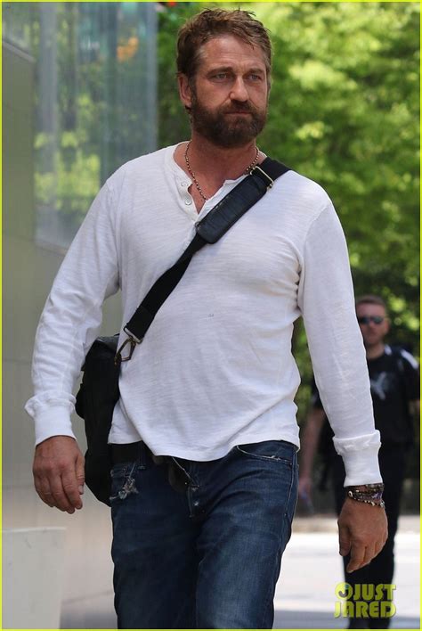 gerard butler gives two thumbs up in new york city photo 4284694 gerard butler pictures