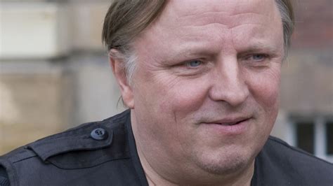 Axel prahl (born 26 march 1960 in eutin ) is a german actor and musician. Tatort: Axel Prahl verteidigt Til Schweiger | Promiflash.de