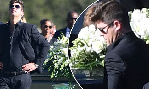 Robin Thicke Is Overcome With Emotion As He Attends His Father Alan Thicke S Funeral In Santa
