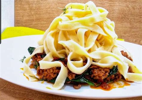 Recipe: Appetizing Tagliatelle bolognese with spinach