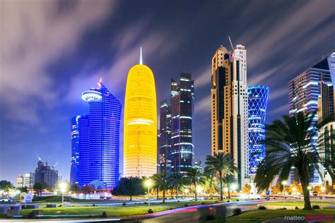 Le Centre Ville De Doha Illuminé La Nuit Qatar Moyen Orient Image