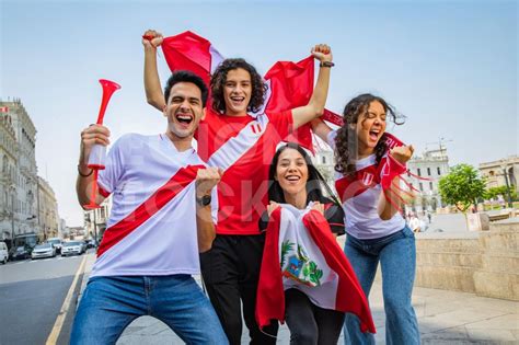 Regional Stock Hinchas Peruanos Celebrando Triunfo Peruano