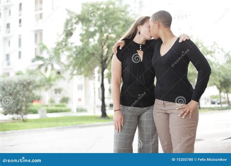 beijo de duas mulheres novas foto de stock imagem 15203780