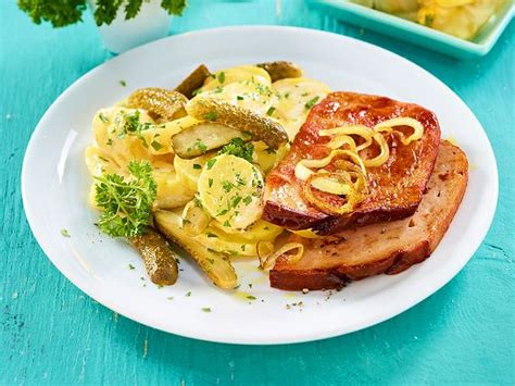 Fleischkäse darin von jeder seite braun braten. Leberkäse mit Kartoffelsalat Rezept | LECKER