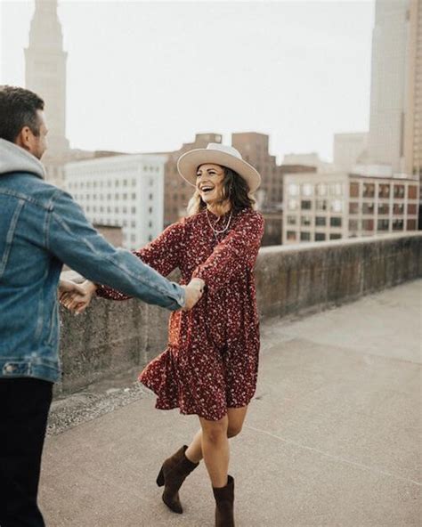 80 Best Fall Couple Photoshoot Ideas 2022 Tips Poses And Outfits Engagement Photo Outfits