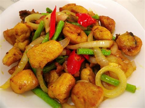 Ayam goreng kunyit is the most wanted lunch meal for most malaysians these days. Airtangan Cik Siti: Ayam Goreng Kunyit