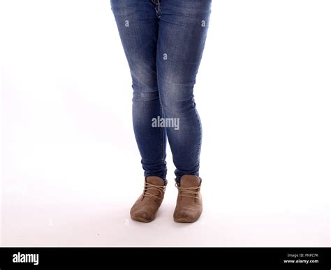 Beine Einer Jungen Frau In Stiefeln Und Enge Jeans Stockfotografie Alamy