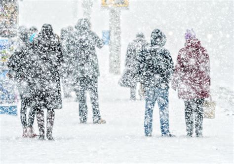 Unwetterwarnungen vor glatteis sind aktiv, sobald verbreitet mit glatteisbildung durch gefrierenden regen oder sprühregen am boden oder an gegenständen gerechnet werden muss. Unwetterwarnung: Heftigster Schneesturm und Eisregen seit ...