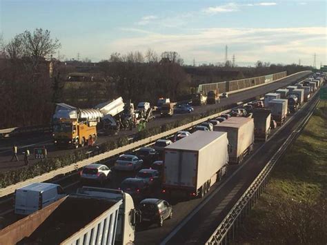 Una bmw si è schiantata contro il rimorchio di un tir e, per liberare il conducente dall'abitacolo dell'auto, si è reso necessario l'intervento di una squadra dei vigili. Incidente A21 Brescia: 6 morti, 2 sono bambini - Corriere.it
