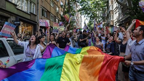 Istanbul Hunderte Demonstrieren Bei Pride Parade In Istanbul Festnahmen