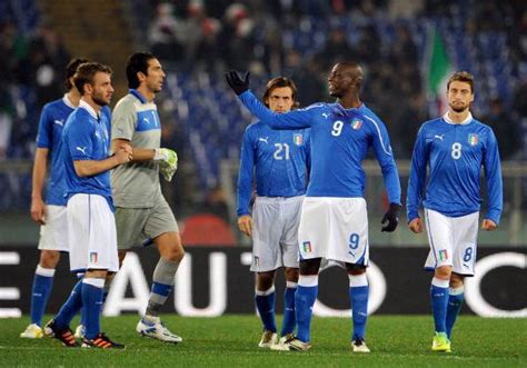 Visualizza altre idee su calcio, football, calciatori. Nazionale: nuova maglia per l'Italia in vista della ...