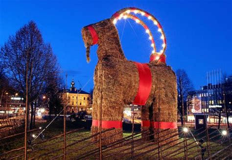 The gävle goat is a traditional christmas display erected annually at slottstorget in central gävle, sweden. Grafik: Så har det gått för Gävlebocken genom åren 1966 ...