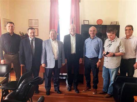 Αξιοθέατο, στην ονομαστική, την αιτιατική και την κλητική του πληθυντικού. Αφουγκρασμός προβλημάτων από τον Γιώργο Παπανδρέου ...