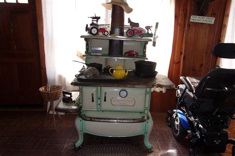 Cast iron pans retain heat and keep food warm. Antique cast Iron Kitchen Wood stove antique appraisal ...