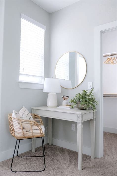 While the bedroom may seem like an unsuitable place for a workspace, we. Small desk Bedroom with small desk area perfect for a ...