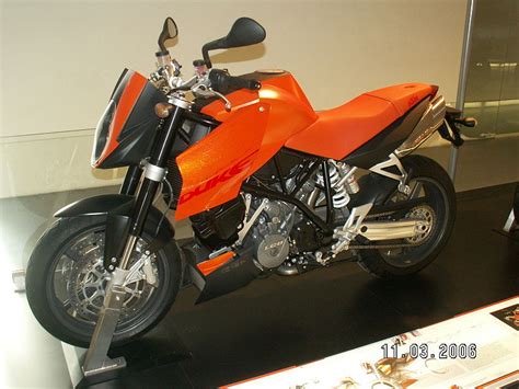 Production of the ktm 990 super duke r ended in 2013 and in 2014 the ktm 1290 super duke r was introduced. KTM 990 Super Duke - Motocyklizm.pl