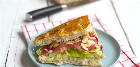 Broodje carpaccio met honing-mosterd dressing