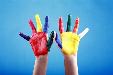 Les Mains De Lenfant Peintes Avec Les Peintures Multicolores De Doigt