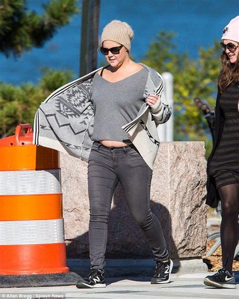 Amy Schumer Shows Off Tummy In Grungy Grey Outfit Grey Outfit Woolen Sweater Gray Jacket