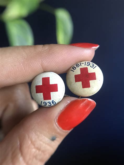 3x Vintage Enamel Red Cross Pins Classicslife