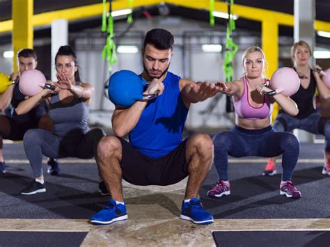 Stell sicher, dass deine körpermitte angespannt ist und dass deine hüften, schultern und füße eine linie bilden (wie bei einer normalen liegestütze). Beinkrafttraining zu Hause mit diesen 8 Übungen ...