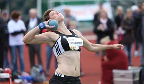 Heptathlon (έπταθλο)) ist eine olympische leichtathletikdisziplin der frauen, die als zweitägiger wettbewerb und in der heutigen form seit 1981 ausgetragen wird. Disziplinen | Team7Kampf