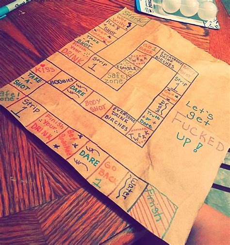 From board games to dinner party games to drinking games, we love organised fun. DIY Drinking board game : DrinkingGames