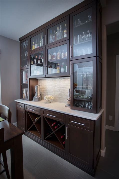 Triple j custom cabinets, fort worth, tx. A lofty kitchen in Fort Worth, Texas was designed with the ...