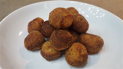 Questa versione alternativa della tradizionale polpetta può essere fatta a mano o acquistata nei negozi che. Polpette di melanzane, senza carne. Ricetta facile da ...
