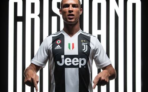 Photo Cristiano Ronaldo In Juventus Shirt After €100m Move