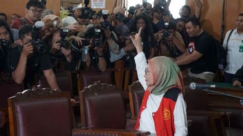 Ratna Sarumpaet Acungkan Jari Simbol Dukung Prabowo Jelang Sidang