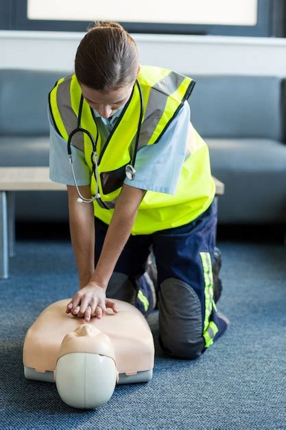 Premium Photo Female Paramedic During Cardiopulmonary Resuscitation