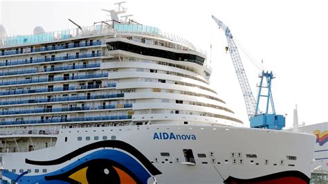 Die aida nova ist das erste kreuzfahrtschiff, das mit flüssiggas betrieben wird. Erfolgreich ausgedockt: "AIDAnova" im Werfthafen | NDR.de ...