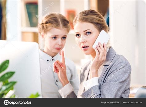 Madre E Hija Hablando — Foto De Stock © Dmitrypoch 149285284