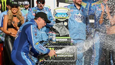Nothing Slows Kevin Harvick Down Wins 7th Points Race Of Year Nascar