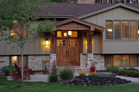 The front door is located midway between the two floor plans. bi-level-home-renovation Images - Frompo - 1