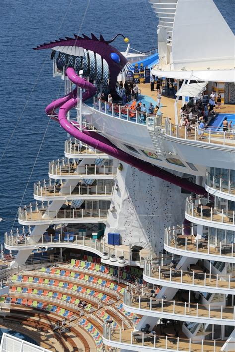 Babysitting, zimmerservice, ein unglaublich großes unterhaltungsprogramm, ja sogar surfsimulatoren! 8 Gründe für eine Kreuzfahrt mit der Harmony of the Seas