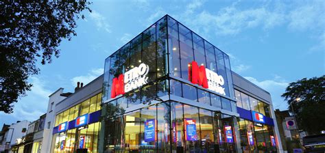Metro bank plc is a retail and commercial bank operating in the united kingdom, founded by anthony thomson and vernon hill in 2010. London's Metro Bank uses Microsoft's Power BI to help ...