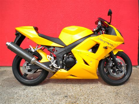 The daytona 650 has front dual disc brakes and rear disc brakes. 2005 Triumph Daytona 650: pics, specs and information ...