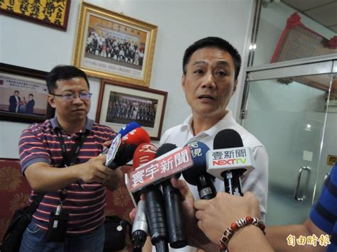 He was a member of the kaohsiung city council from 1994 until his death. 被檢舉散布假民調假新聞 許崑源：要告快去告 - 政治 - 自由時報電子報
