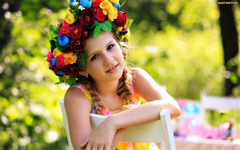 Tapety zdjęcia Dziecko Kwiaty Lato Wianek Dziewczynka