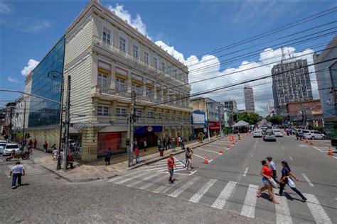 It lies along the north bank of the negro river, 11 miles (18 km) above that river's influx into the amazon river. 'Zona Azul' começa a funcionar no Centro de Manaus, em ...